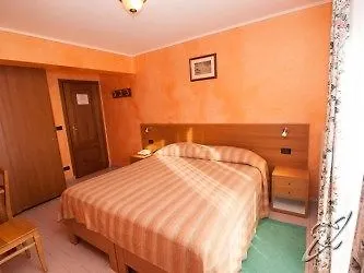 מלון Chateau Des Dames 2*